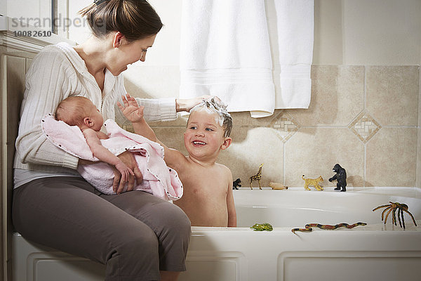Neugeborenes neugeboren Neugeborene Europäer Sohn waschen Mutter - Mensch