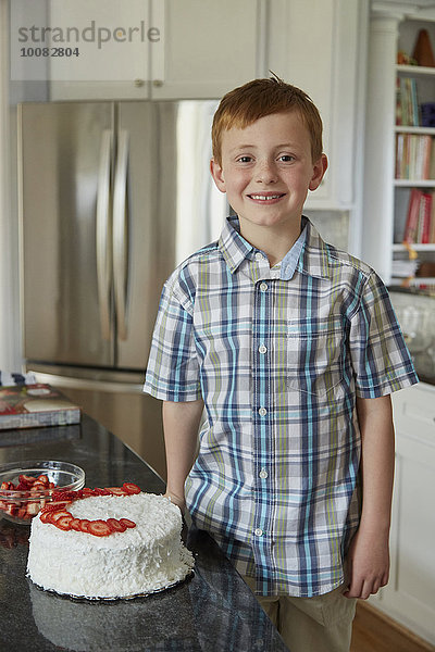 stehend Europäer Junge - Person Küche Kuchen
