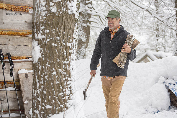 Feuerholz Mann tragen mischen Mixed Schnee