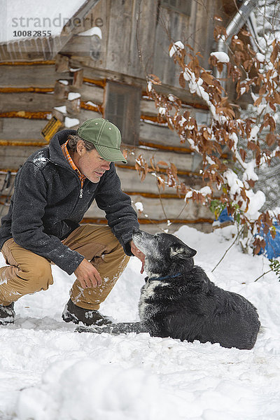 Mann Hund mischen streicheln Mixed Schnee