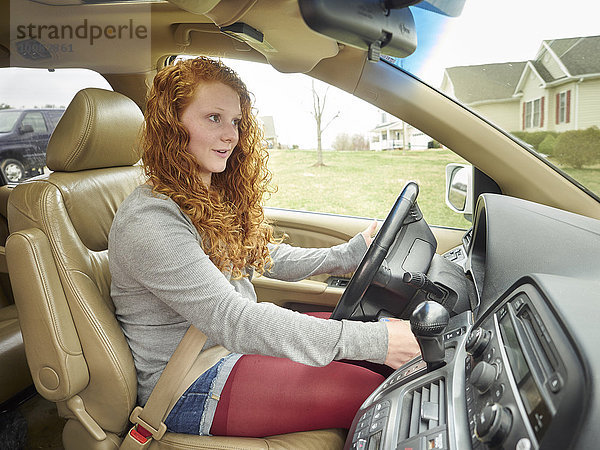 Jugendlicher Europäer Auto fahren Mädchen