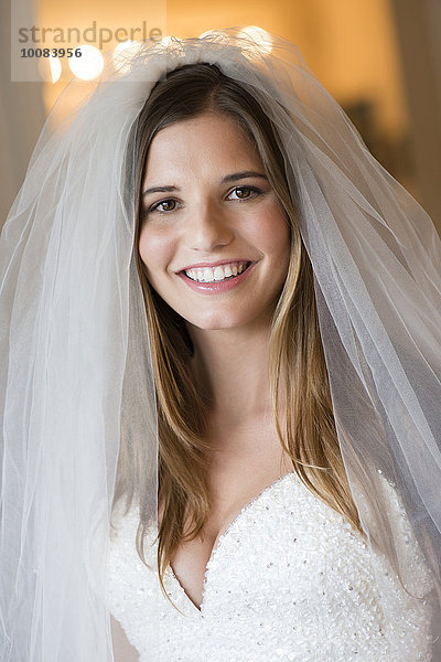 Europäer Braut Kleid Hochzeit lächeln Schleier
