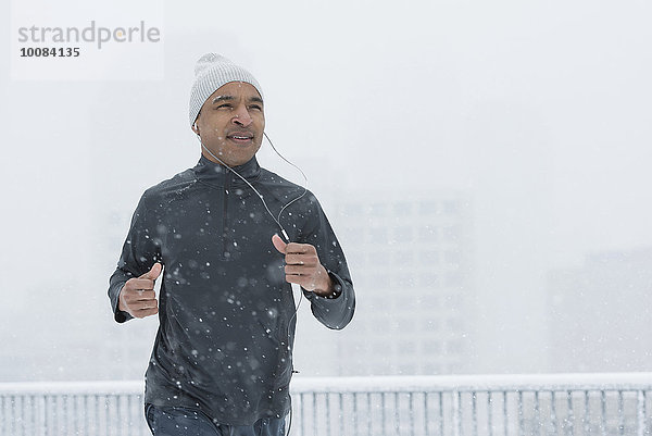 schwarz Läufer joggen Schnee