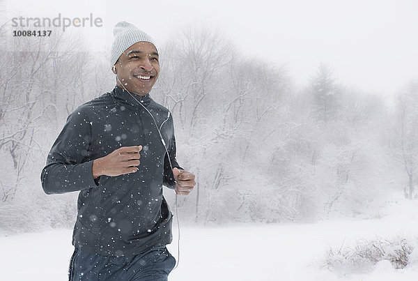 schwarz Läufer joggen Schnee