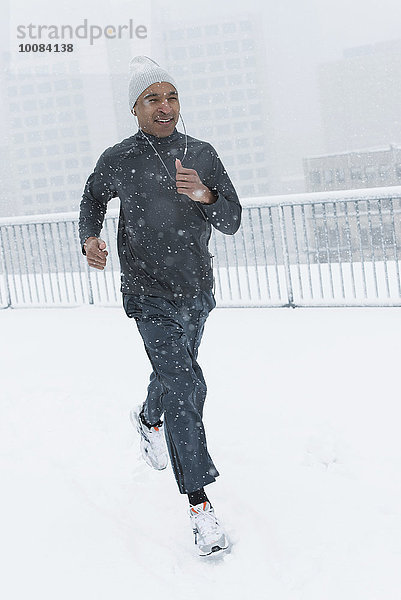 schwarz Läufer joggen Schnee