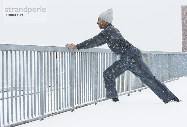 strecken schwarz Läufer Schnee