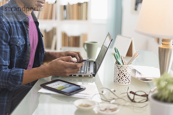 Schreibtisch Geschäftsmann schwarz multitasking