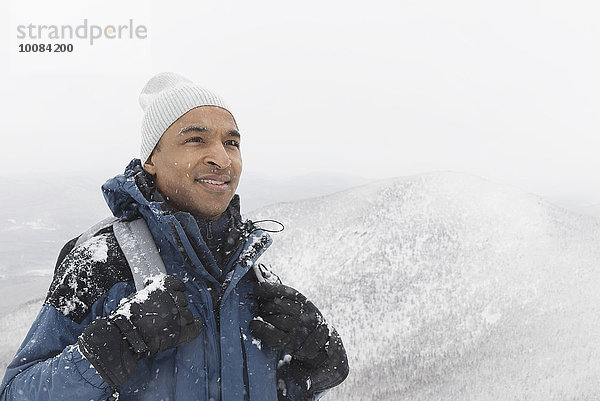 Mann schwarz wandern Schnee