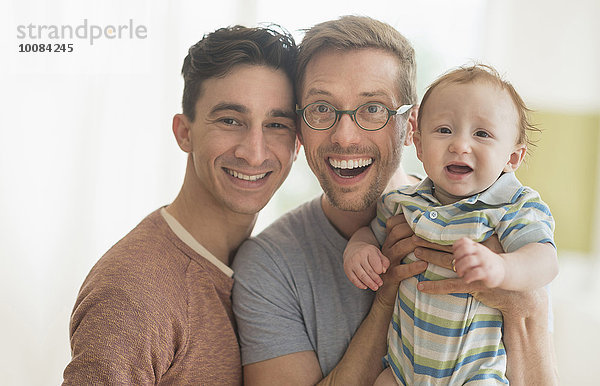 Europäer lächeln Menschlicher Vater halten Baby