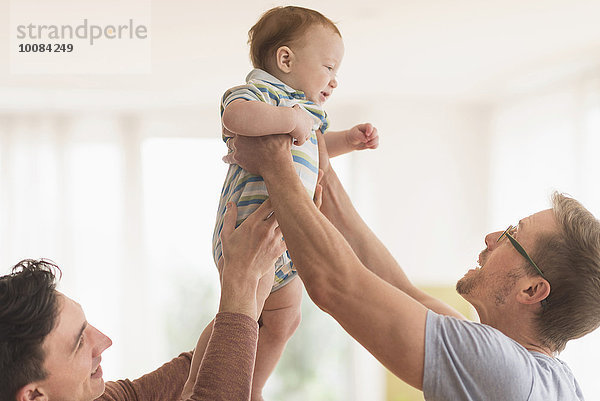 Europäer Menschlicher Vater halten Baby