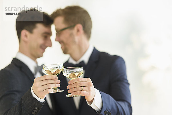 Europäer Bräutigam Hochzeit zuprosten anstoßen Champagner