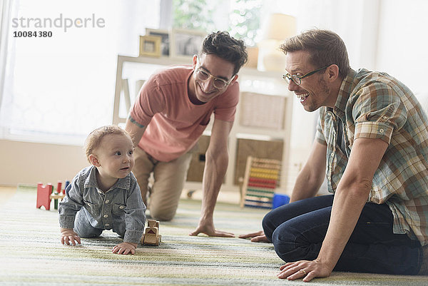 Europäer Menschlicher Vater Zimmer Wohnzimmer Baby spielen