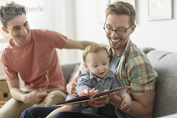 Europäer Menschlicher Vater Zimmer Wohnzimmer Baby vorlesen