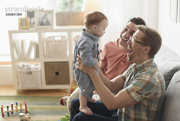 Europäer Menschlicher Vater Zimmer Wohnzimmer Baby spielen