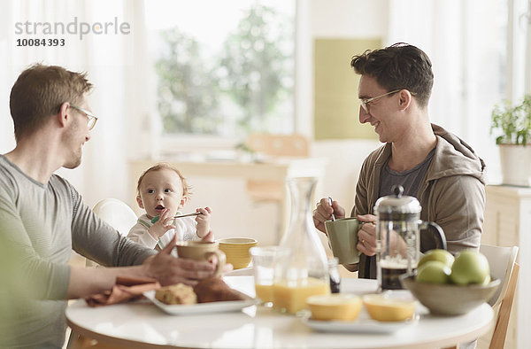 Europäer Menschlicher Vater essen essend isst Baby Frühstück