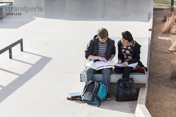 Jugendlicher Skateboard lernen Student