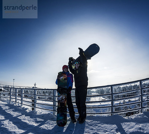 stehend Europäer Snowboardfahrer Berggipfel Gipfel Spitze Spitzen Schnee