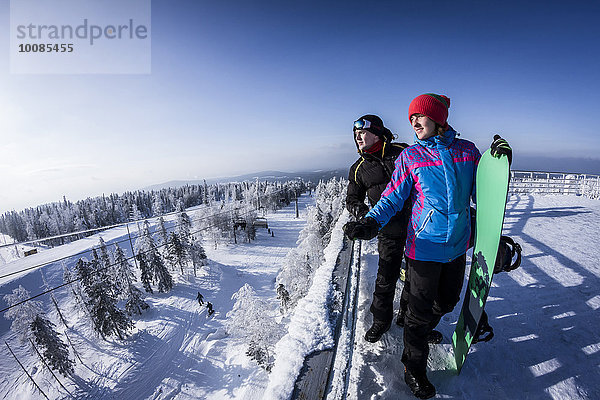 stehend Europäer Snowboardfahrer Berggipfel Gipfel Spitze Spitzen Schnee