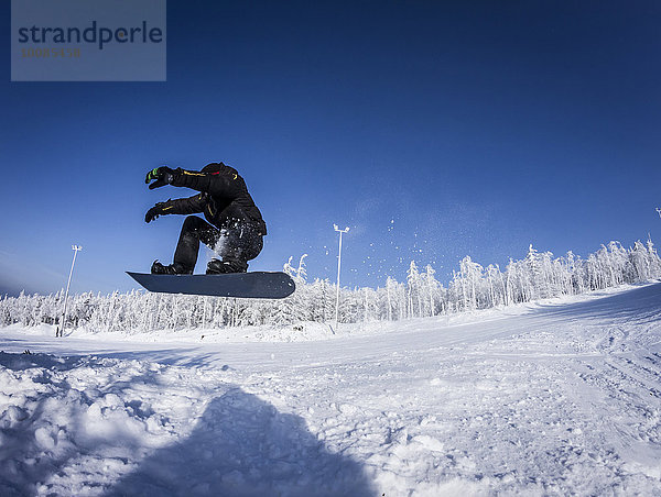 Europäer Snowboardfahrer Schnee springen Hang