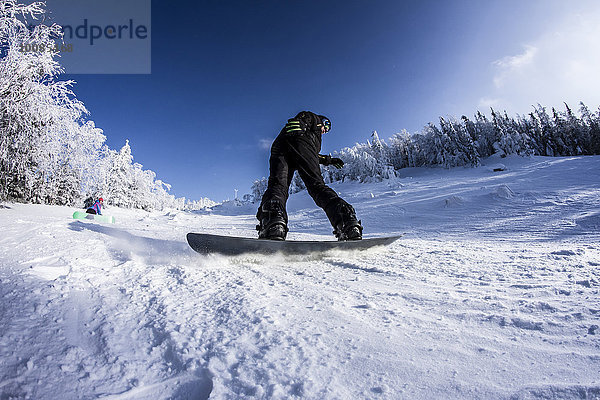 Europäer Snowboardfahrer Schnee Hang