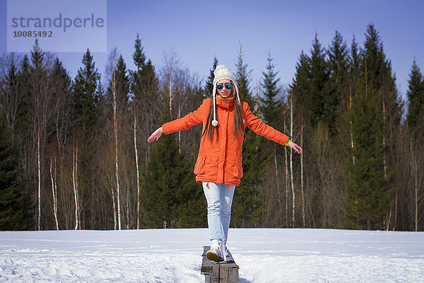 Europäer Frau balancieren Schnee Feld Sitzbank Bank Holzbank