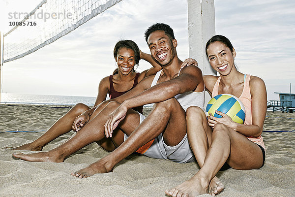 nahe sitzend Freundschaft Strand Netz Volleyball