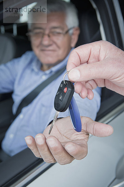 Verkäufer geben Auto Hispanier Kunde Schlüssel