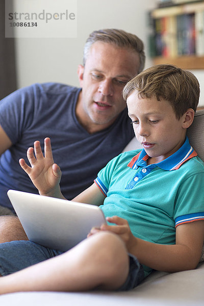 benutzen Europäer Couch Menschlicher Vater Sohn Tablet PC