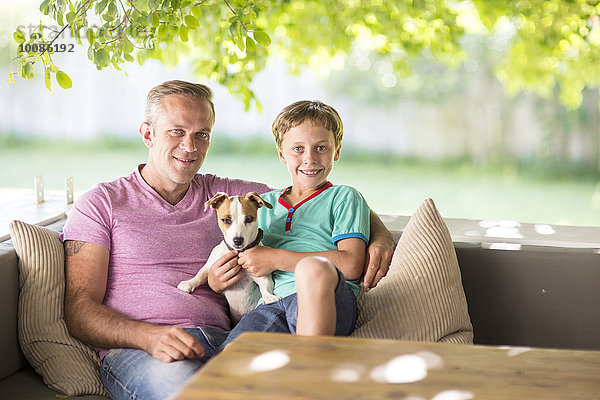 sitzend Europäer Couch Menschlicher Vater Sohn Hund