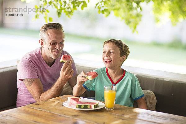 Außenaufnahme Europäer Menschlicher Vater Sohn essen essend isst freie Natur