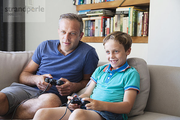 Europäer Couch Menschlicher Vater Sohn Spiel Camcorder spielen