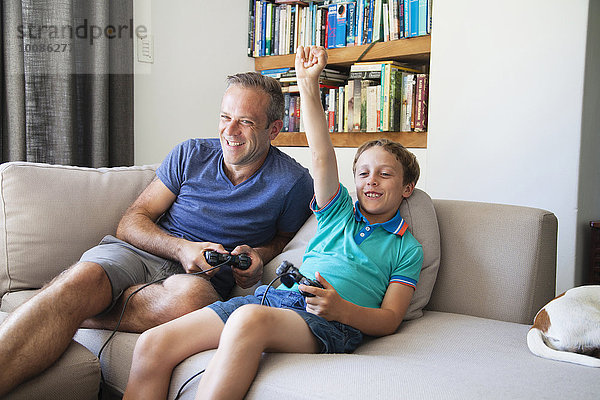 Europäer Couch Menschlicher Vater Sohn Spiel Camcorder spielen