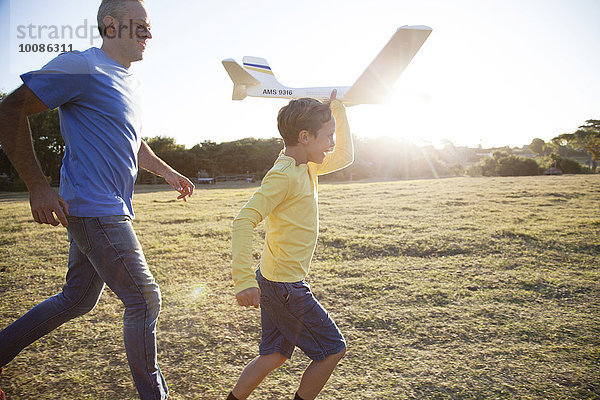 Flugzeug fliegen fliegt fliegend Flug Flüge Europäer Menschlicher Vater Sohn Modell Feld