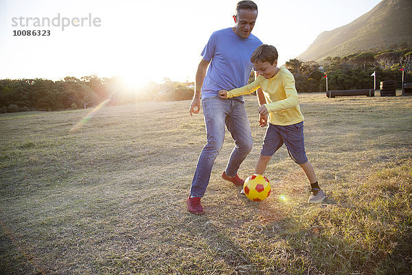 Europäer Menschlicher Vater Sohn Feld Fußball spielen