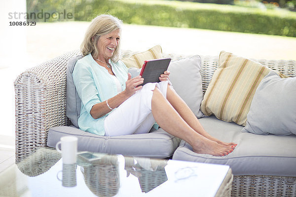Außenaufnahme benutzen Europäer Frau Couch Tablet PC freie Natur