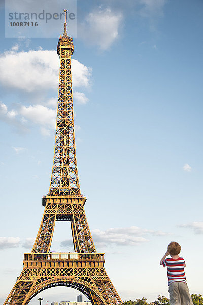 Europäer Junge - Person Bewunderung Himmel unterhalb blau Eiffelturm