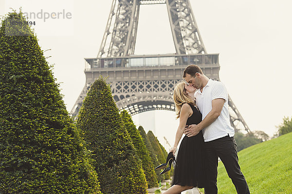 nahe Europäer küssen Eiffelturm