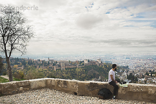 Stadtansicht Stadtansichten Landschaftlich schön landschaftlich reizvoll Mann Bewunderung Ansicht Granada Spanien