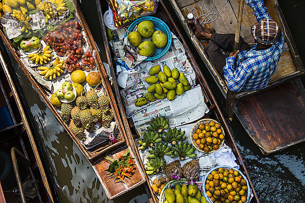 hoch oben Frucht verkaufen Verkäufer Kanu Ansicht Flachwinkelansicht Winkel