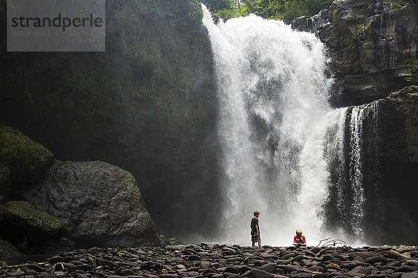 Europäer Bewunderung Regenwald Tourist Wasserfall