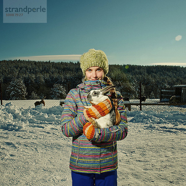 Europäer umarmen Schnee Feld Kaninchen Mädchen