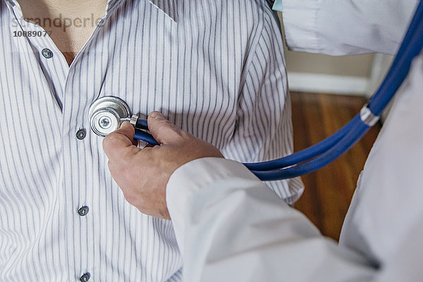 Patientin Europäer zuhören Arzt Herzschlag