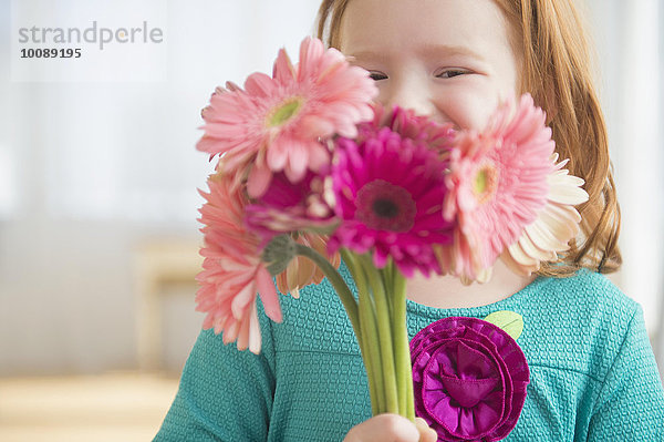 Blumenstrauß Strauß Europäer Blume halten Mädchen