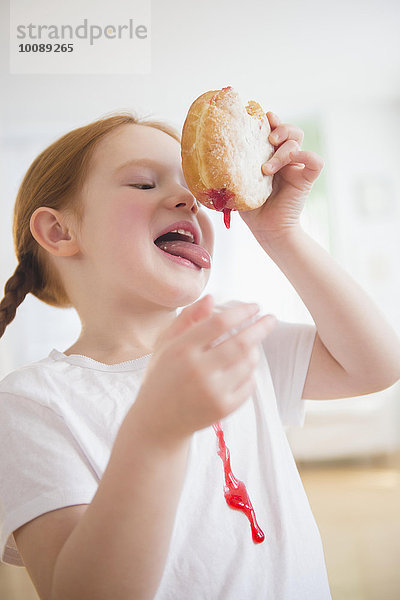Europäer unordentlich lecken Marmelade Donut Mädchen Götterspeise