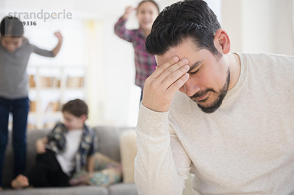 Europäer Menschlicher Vater Zimmer schreien Streß Wohnzimmer