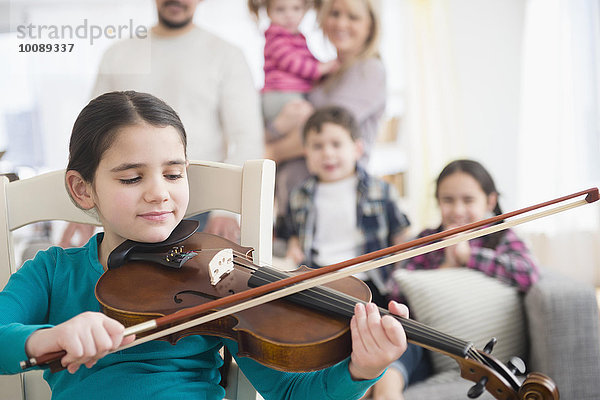 Europäer Zimmer Mädchen Wohnzimmer spielen Geige