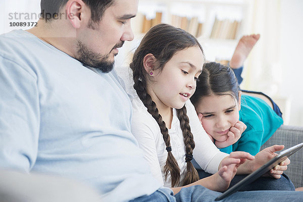 benutzen Europäer Couch Menschlicher Vater Tablet PC Tochter