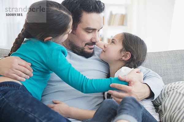 Europäer Couch umarmen Menschlicher Vater Tochter