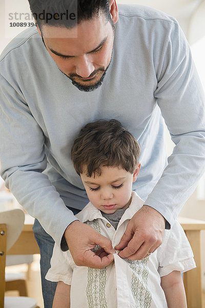 Europäer Menschlicher Vater Sohn Hemd knöpfen