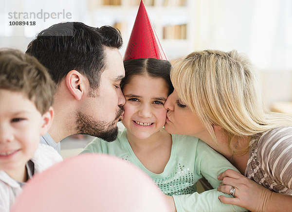 Europäer Party küssen Menschliche Eltern Geburtstag Tochter